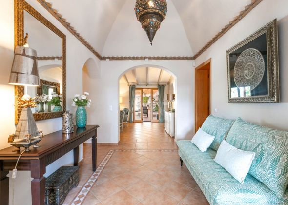 651 vale do lobo hallway