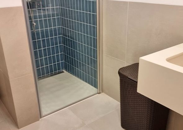109 val verde shower room 2