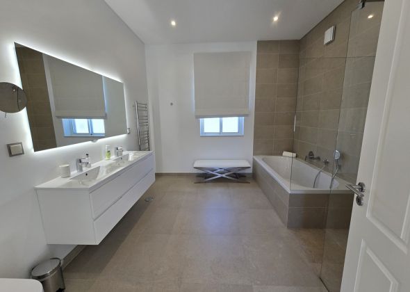 Master double bedroom first floor - 17 quinta verde - en-suite full bathroom