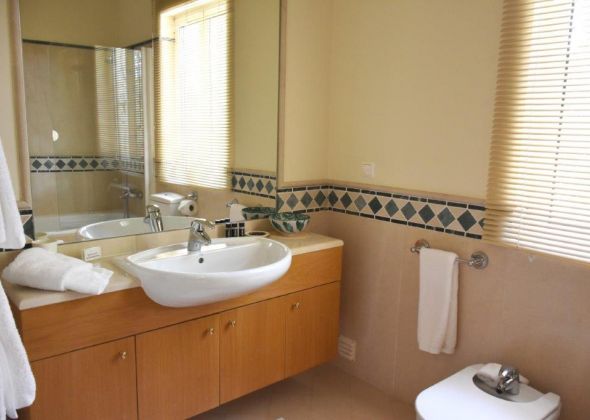 Casa Leira, Quinta do Lago, en-suite shower room to ground floor twin