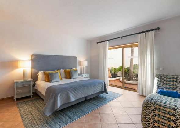 651 vale do lobo master bedroom