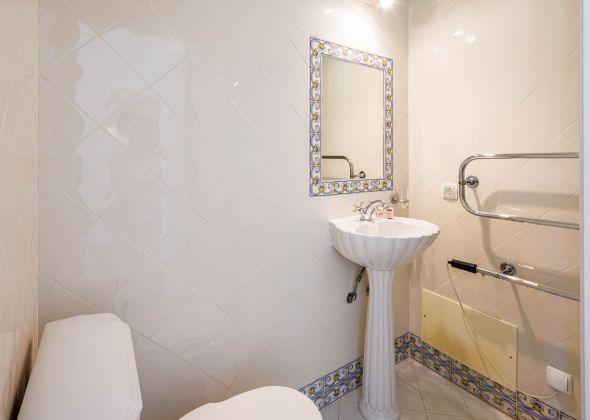 604 vale do lobo bathroom