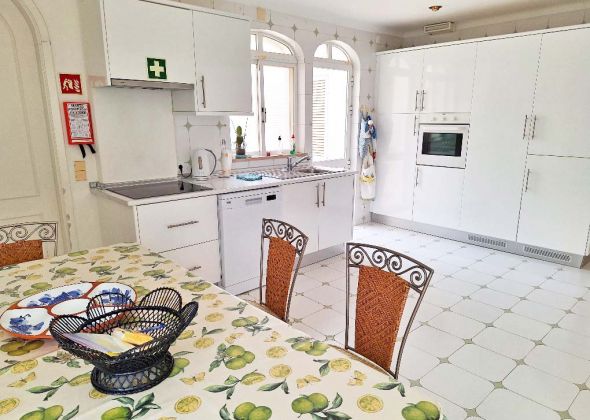 707 vale do lobo kitchen