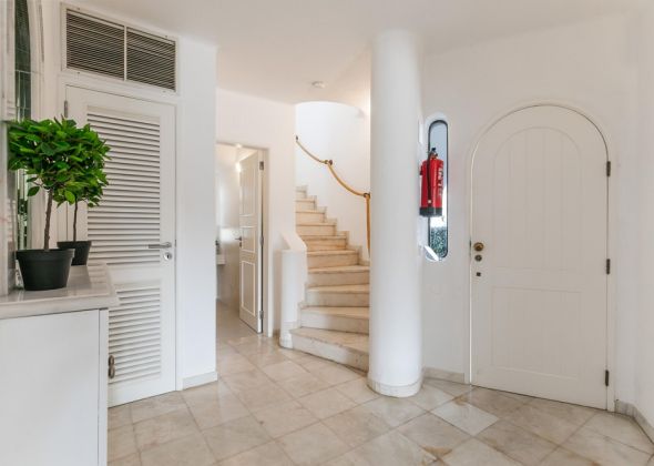 928 vale do lobo hallway and stairs to upper level