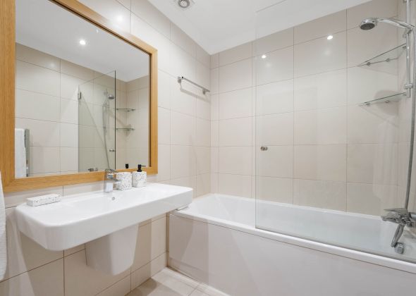 515 vale do lobo bathroom