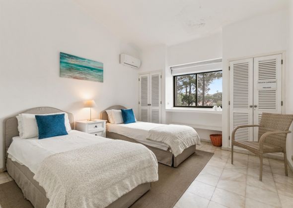 928 vale do lobo ground floor twin bedroom