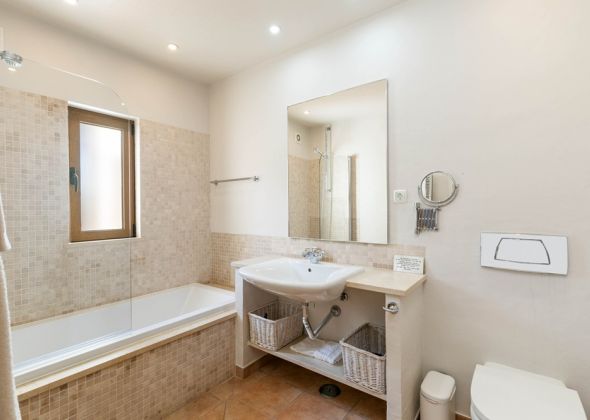 651 vale do lobo master bedroom en-suite