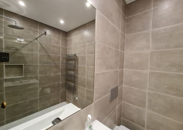 920 vale do lobo shower room