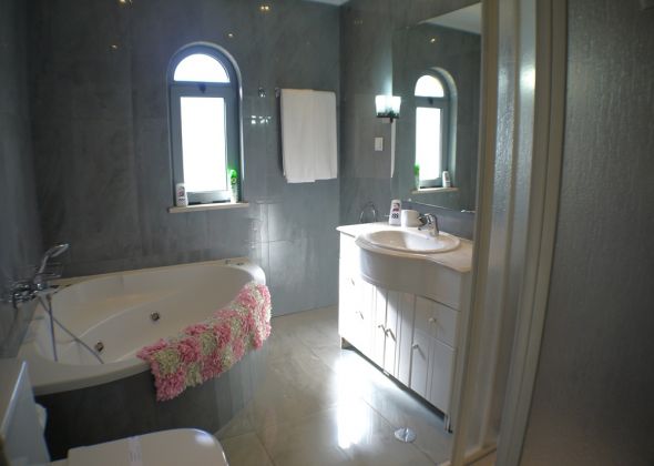 11 val verde separate full bathroom