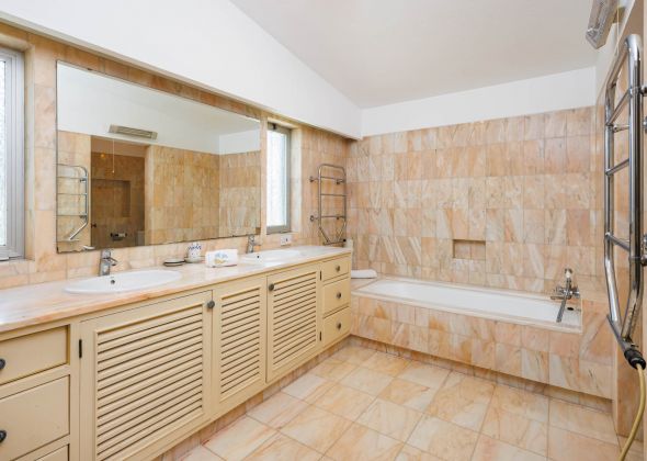 604 vale do lobo master bedroom en-suite bathroom