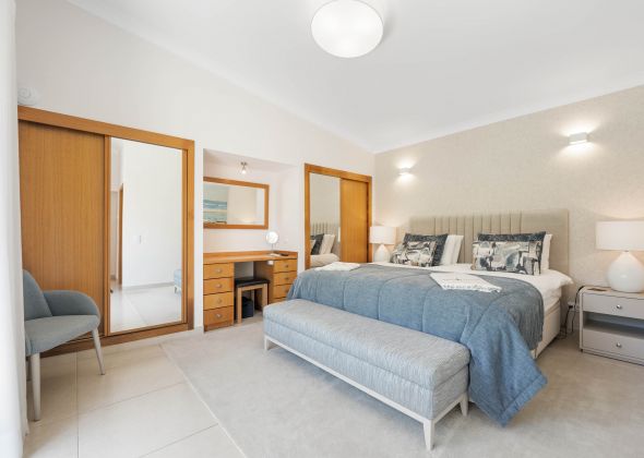 515 vale do lobo master bedroom