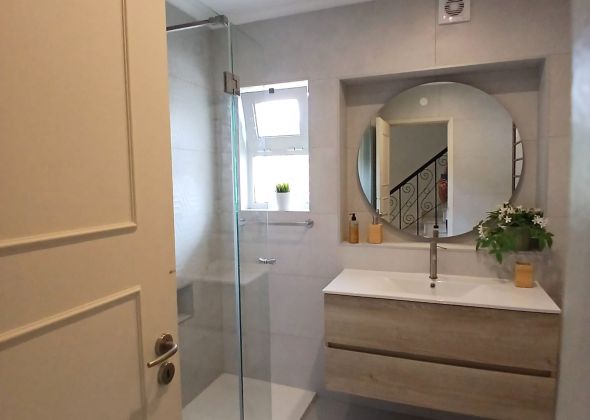 655c vale do lobo shower room