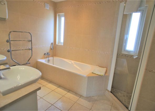 61 vale do garrao ensuite bathroom
