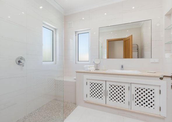 715 Dunas Douradas en-suite shower room