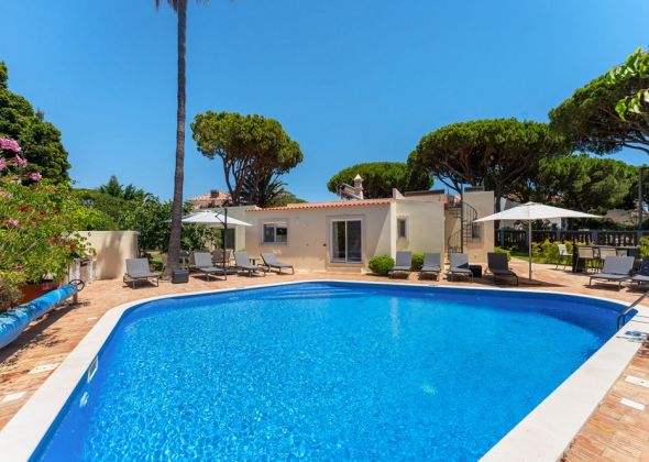 515 vale do lobo pool area
