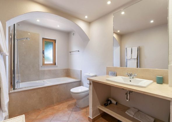 651 vale do lobo twin en-suite bathroom
