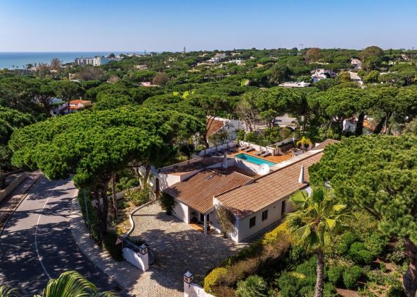 651 vale do lobo front and driveway