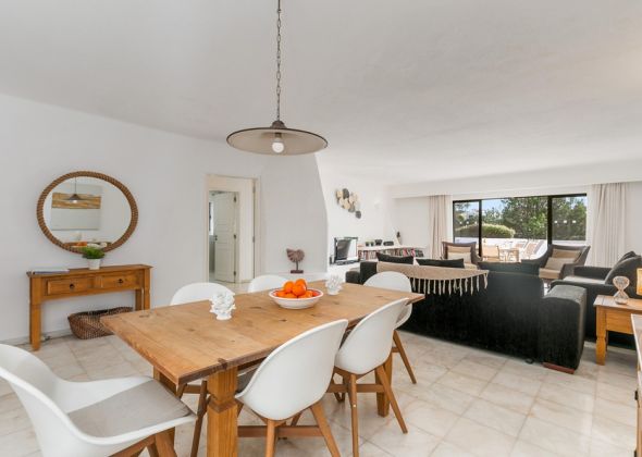 928 vale do lobo dining area