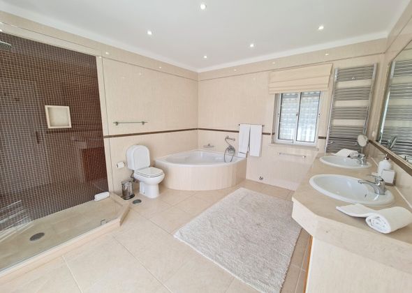 76 varandas do lago bathroom