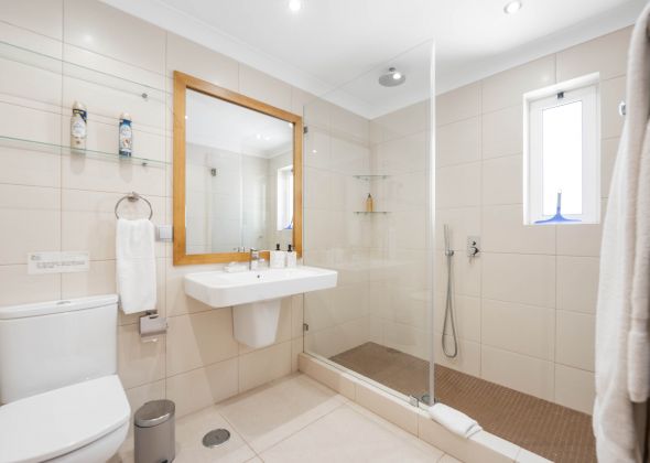 515 vale do lobo shower room
