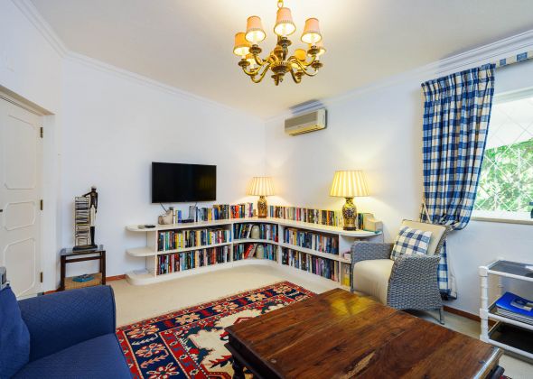 604 vale do lobo TV room