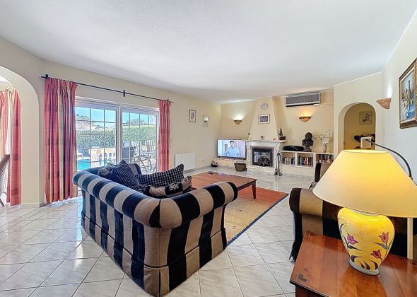 5 val verde living area