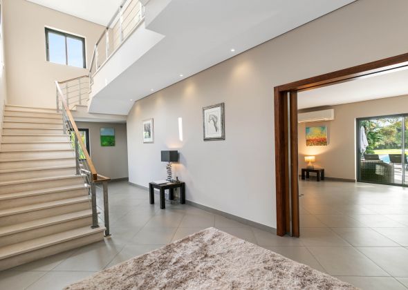386 vale do lobo hallway into living area