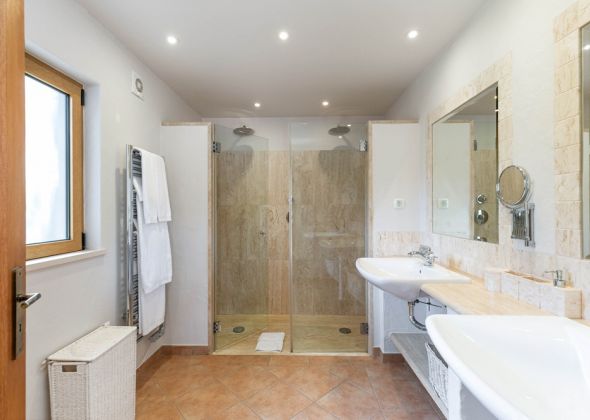 651 vale do lobo double bedroom en-suite bathroom