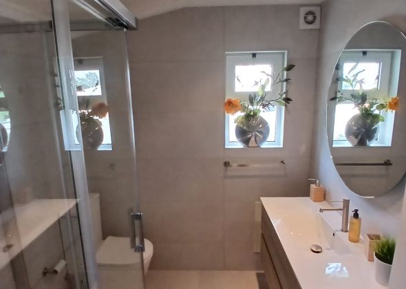 655c vale do lobo shower room