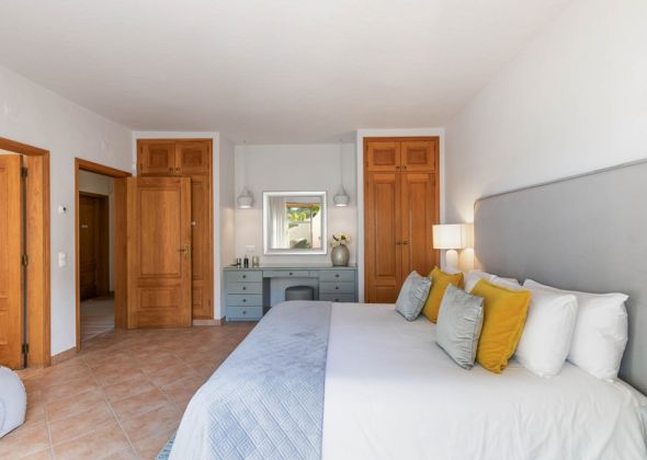 651 vale do lobo master bedroom