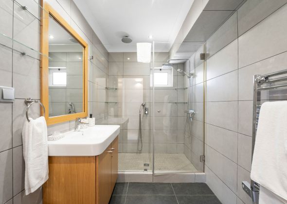 515 vale do lobo shower room
