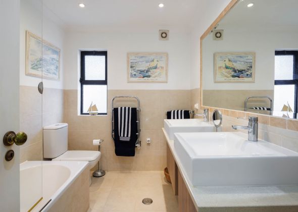 803 vale do lobo bathroom