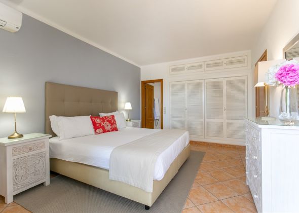 879ab vale do lobo master bedroom