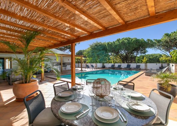 651 vale do lobo dining by pool