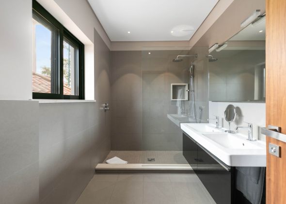 386 vale do lobo upstairs shower room