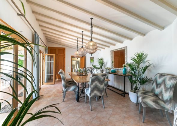 651 vale do lobo dining area
