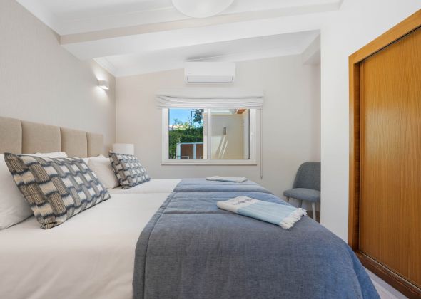 515 vale do lobo bedroom