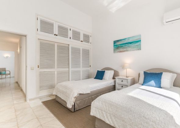 928 vale do lobo ground floor twin bedroom