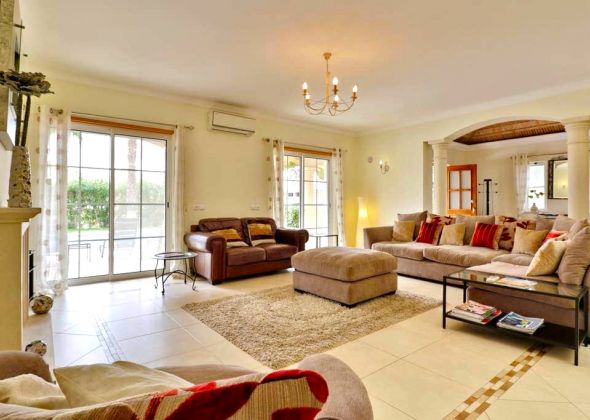 165 varandas do lago living area