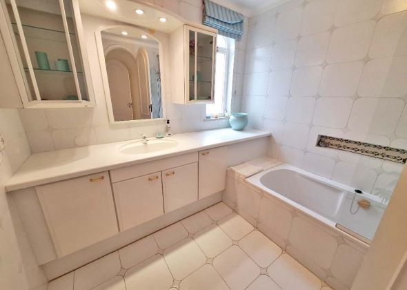 707 vale do lobo ground floor en-suite bathroom