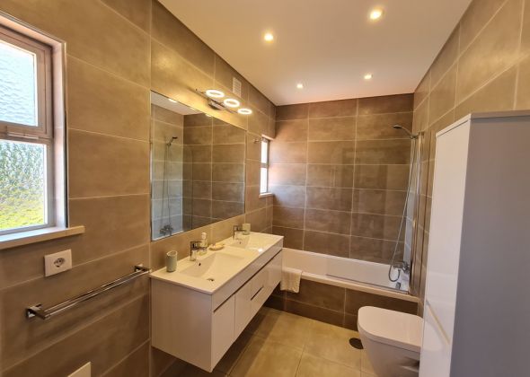 920 vale do lobo upstairs bathroom