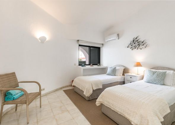 928 vale do lobo ground floor twin bedroom