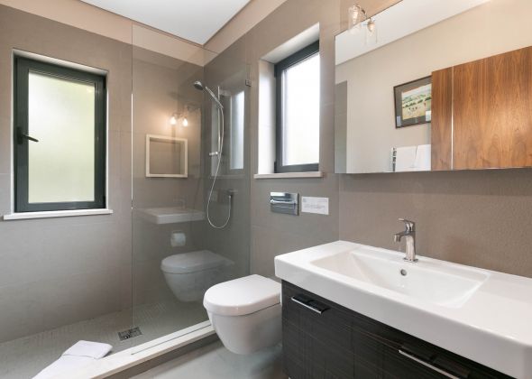 386 vale do lobo shower room