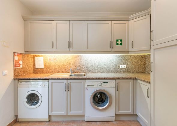 651 vale do lobo laundry area