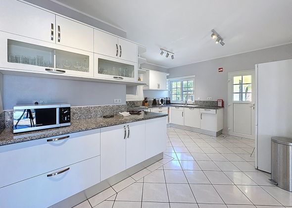 5 val verde kitchen