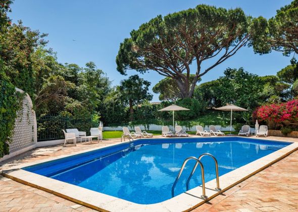 604 vale do lobo pool and garden