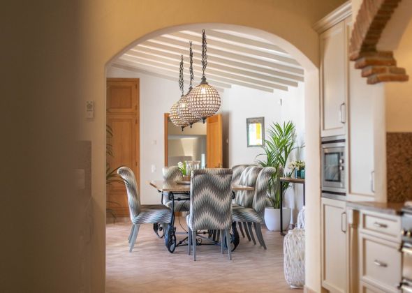 651 vale do lobo - view into dining area