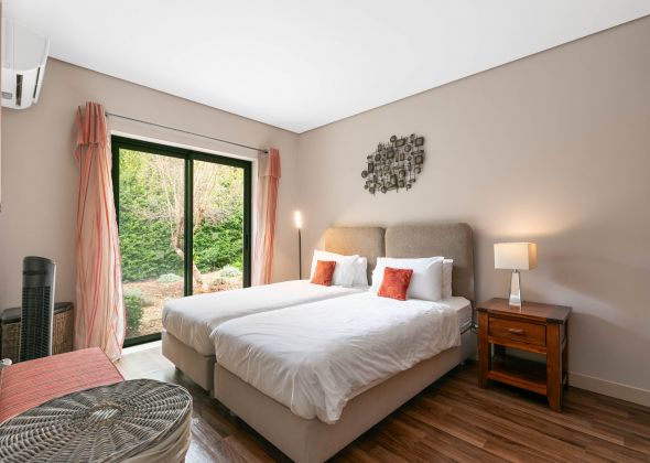 386 vale do lobo ground floor twin bedroom