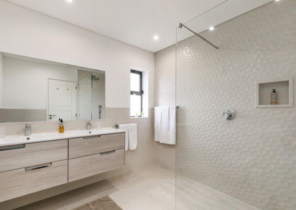 928 vale do lobo shared shower room