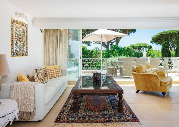 604 vale do lobo living area and balcony